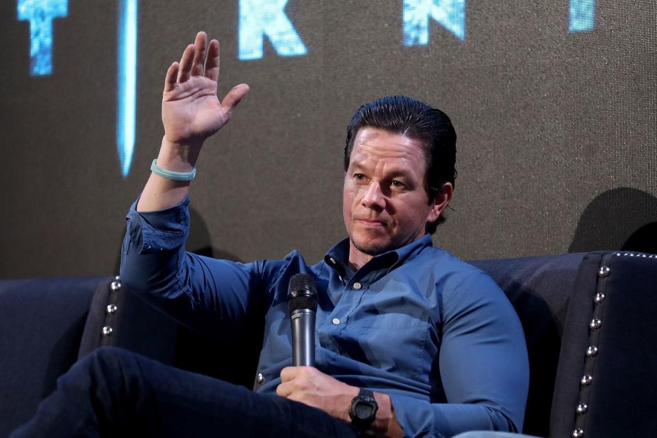 Mit neun Geschwistern wuchs Mark Wahlberg in ärmlichen Verhältnissen in einem Bostoner Arbeiterviertel auf. Er schmiss die Schule und musste schon im Alter von 13 Jahren für 45 Tage in den Knast. Eine Kehrtwende in seinem Leben, denn Wahlberg beschloss durch diesen Weckruf, sein Leben zu ändern. (Bild: Tim P. Whitby / Getty Images)