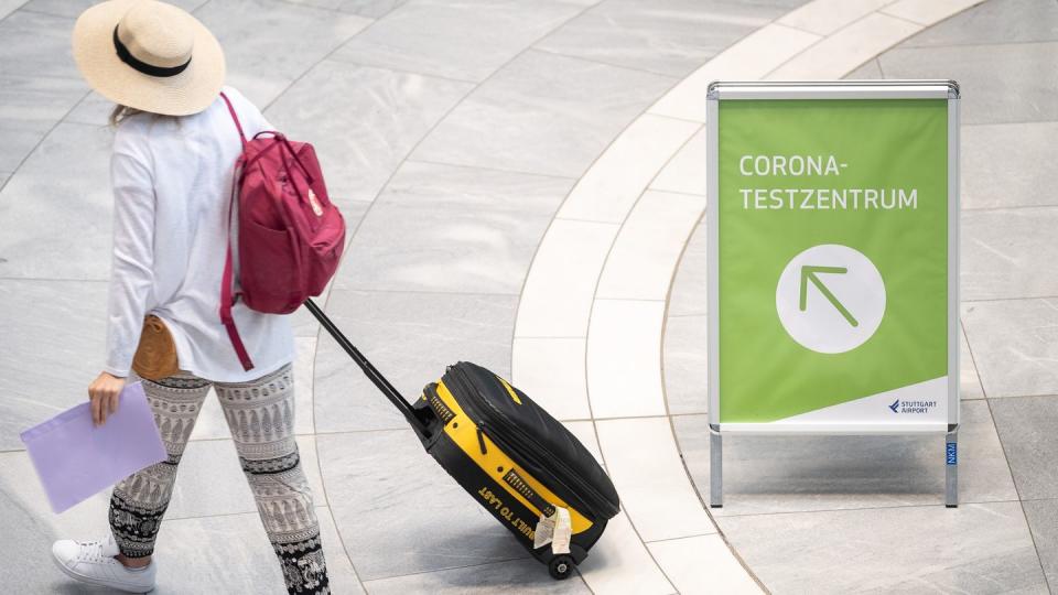 «Corona-Testzentrum» steht auf einem Schild am Stuttgarter Flughafen.