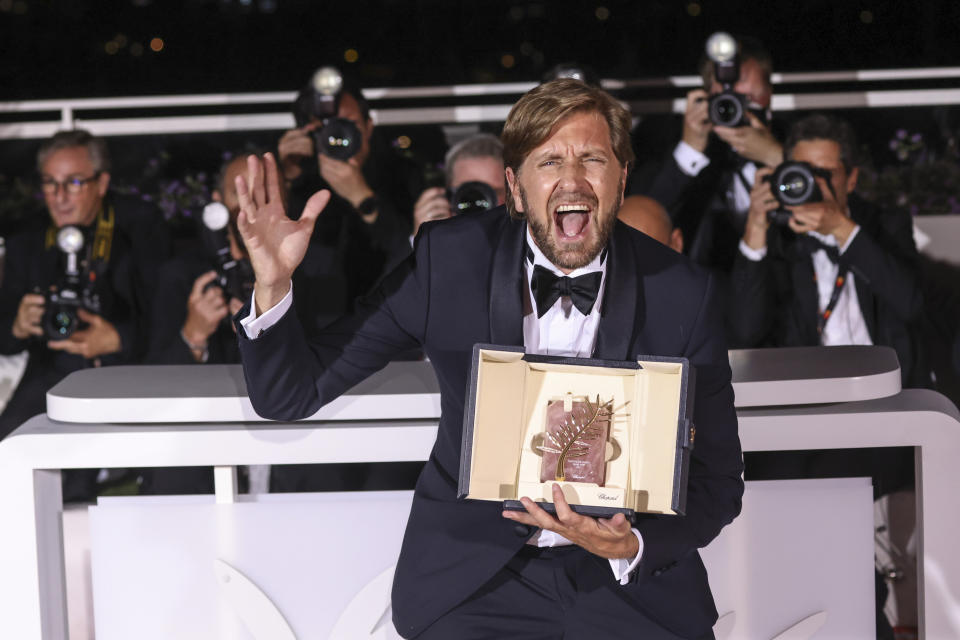 El guionista y director Ruben Ostlund posa tras ganar la Palma de Oro por "Triangle of Sadness" el sábado 28 de mayo de 2022 en Cannes, Francia. (Foto por Vianney Le Caer/Invision/AP)