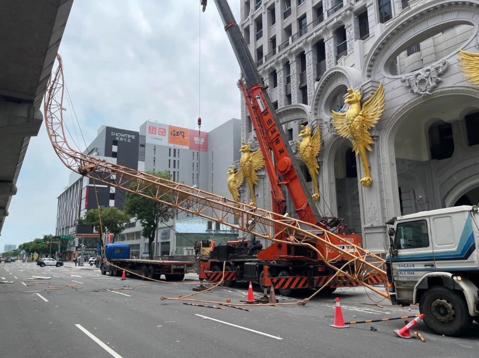 台中捷運綠線去年5月附近建案吊臂墜落，砸中捷運車廂導致1死。（翻自TCPB 局長室）