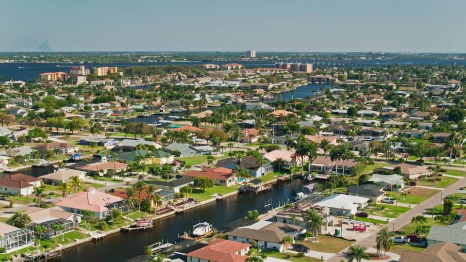 Cape Coral tiene un mercado de bienes raíces atractivo para quienes buscan comprar su primera casa. El precio promedio bajó con relación al año pasado, y es bastante menor que en las grandes ciudades de la Florida.