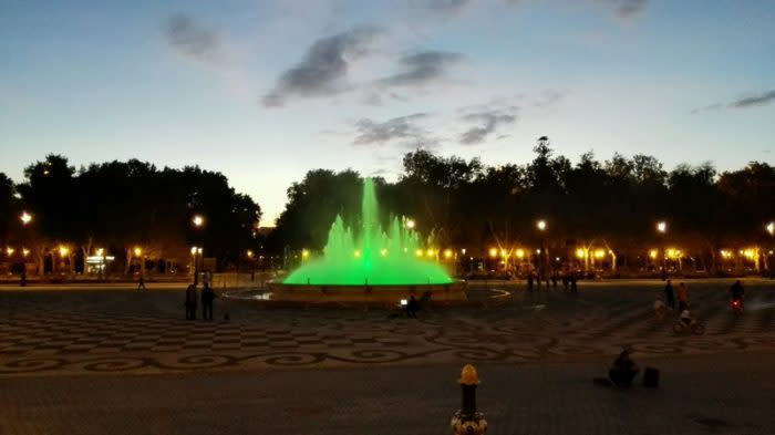 La fuente de la Plaza de España en Sevilla iluminada de color verde esperanza por el Día Mundial contra la ELA. (Foto:<a href="https://twitter.com/asociacionela" rel="nofollow noopener" target="_blank" data-ylk="slk:adEla;elm:context_link;itc:0;sec:content-canvas" class="link "> adEla</a>)