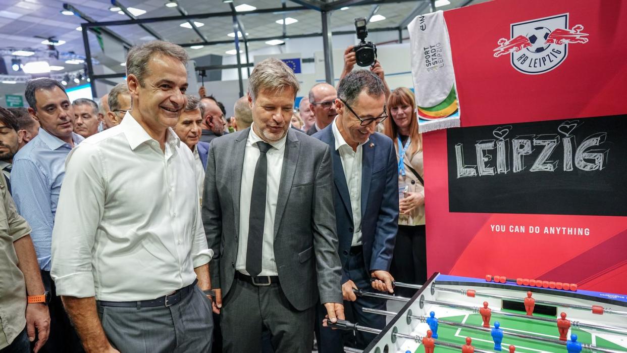 Zusammen mit dem griechischen Regierungschef Kyriakos Mitsotakis eröffnete Habeck am Samstag die deutsche Partnerlandbeteiligung der Messe «Thessaloniki International Fair»