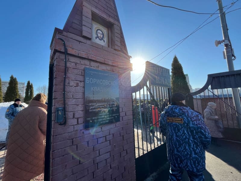 People bid farewell to Kremlin opponent Alexei Navalny at the Borisovskoye cemetery despite a police presence. Navalny, who was the fiercest opponent of President Vladimir Putin, was buried under heavy police presence after a funeral attended by thousands of mourners. Ulf Mauder/dpa