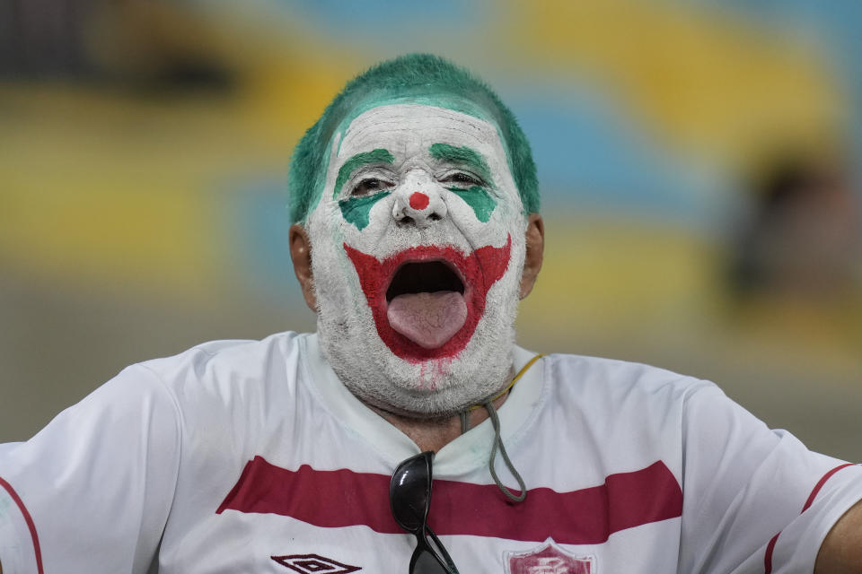 Un aficionado de Fluminense de Brasil espera el inicio del partido de la Copa Libertadores ante Colo Colo de Chile en el Maracaná, el martes 9 de abril de 2024 (AP Foto/Silvia Izquierdo)