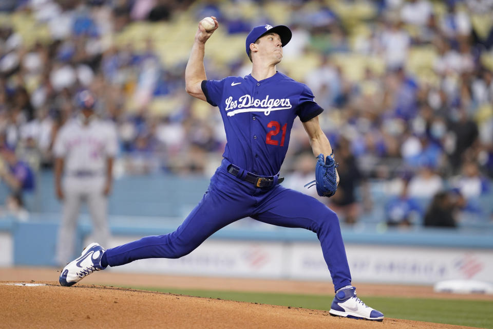 El abridor de los Dodgers de Los Ángeles, Walker Buehler (21), lanza la primera entrada contra los Mets de Nueva York, en Los Ángeles, el viernes 20 de agosto de 2021. (AP Foto/Ashley Landis)