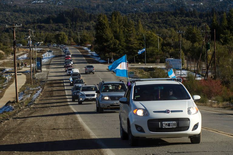 Con una caravana y abrazo simbólico, respaldaron al Ejercito en litigio con una comunidad mapuche