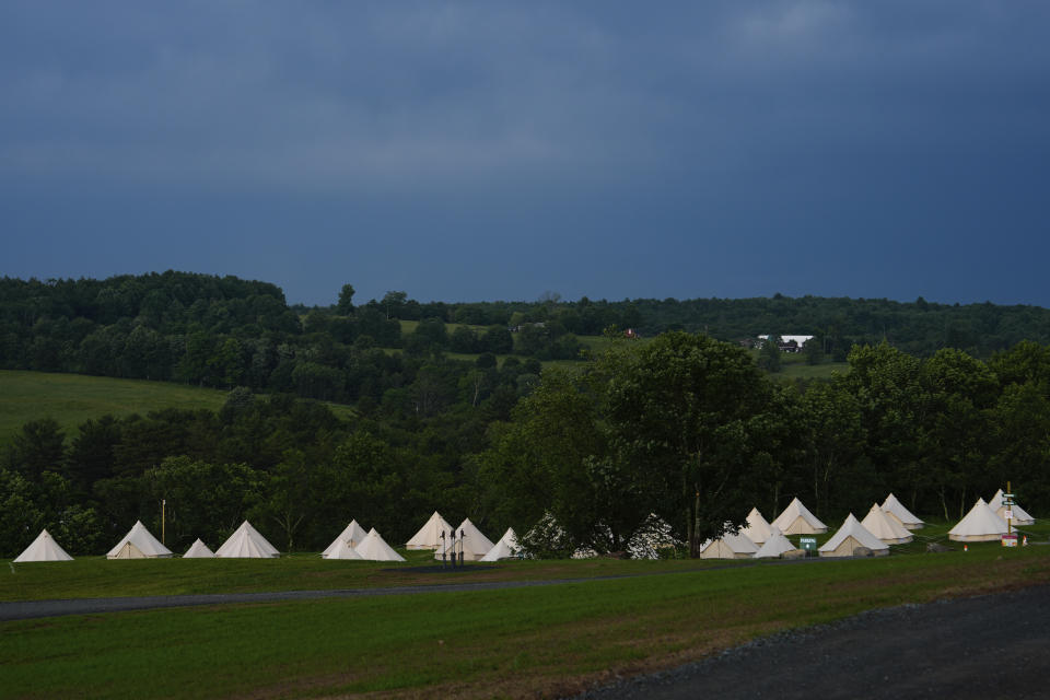 Carpas en el Centro para las Artes Bethel Woods, sede de la Feria de Arte y Música de Woodstock, el viernes 14 de junio de 2024, en Bethel, Nueva York. (Foto AP/Julia Nikhinson)