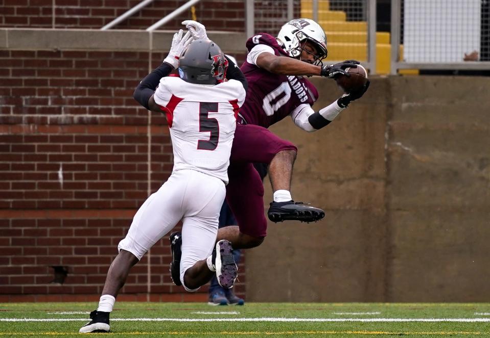 Alcoa's Brandon Winton Jr. (0) receives a pass for a touchdown next to East Nashville's Antoni Morton (5) during the first quarter of the Class 3A championship game at Finley Stadium in Chattanooga, Tenn., Friday, Dec. 1, 2023.