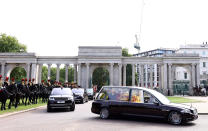 <p>Le corbillard royal transportant le cercueil de la reine Elizabeth II quitte Wellington Arch. La monarque, disparue le 8 septembre 2022 à 96 ans, sera inhumée au château de Windsor lors d'une cérémonie privée en présence des membres de la famille royale. (Photo by Clive Rose/Getty Images)</p> 