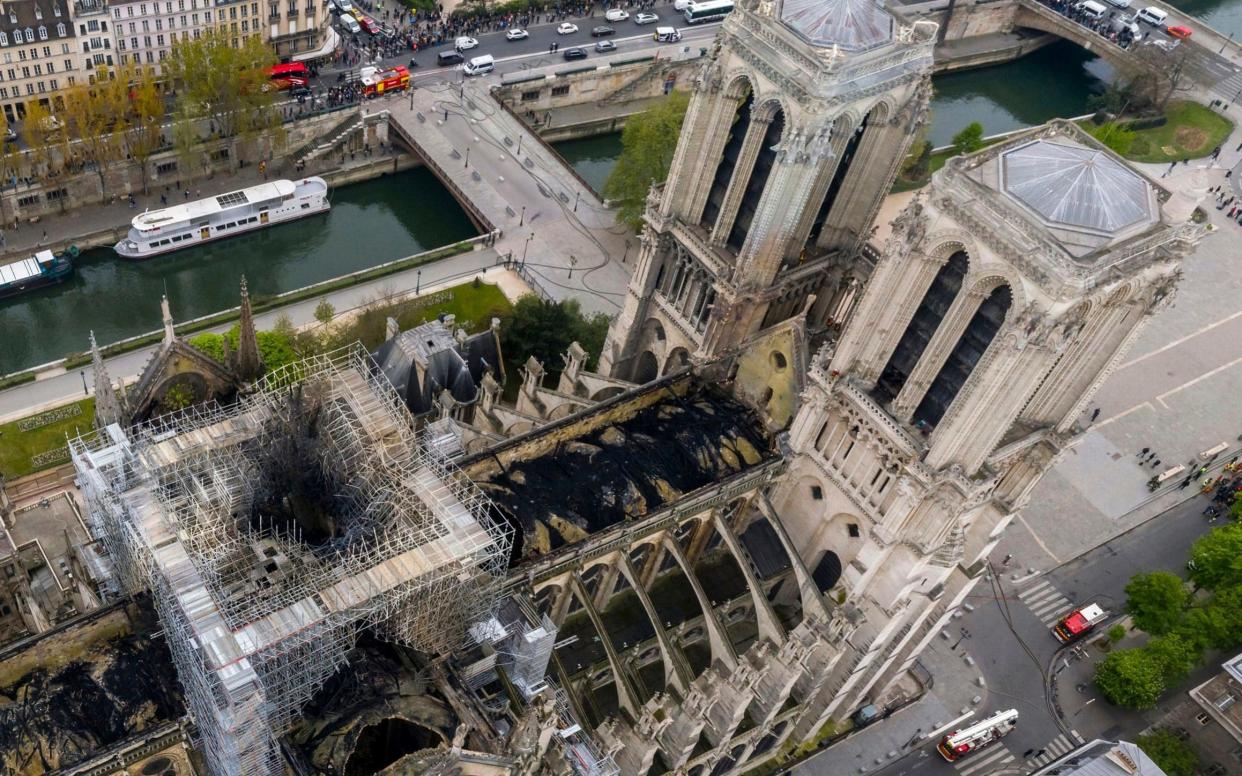 An aerial shot of the fire damage to Notre Dame cathedral in Paris  - Gigarama.ru