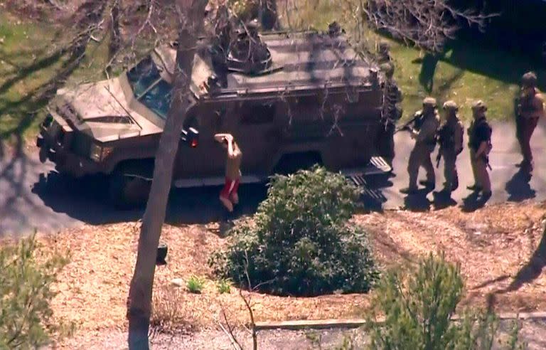 Esta imagen aérea, cortesía de WBZ vía CBS, muestra a Jack Teixeira mientras es detenido por agentes del FBI en una zona boscosa de North Dighton, en el estado nororiental de Massachusetts.