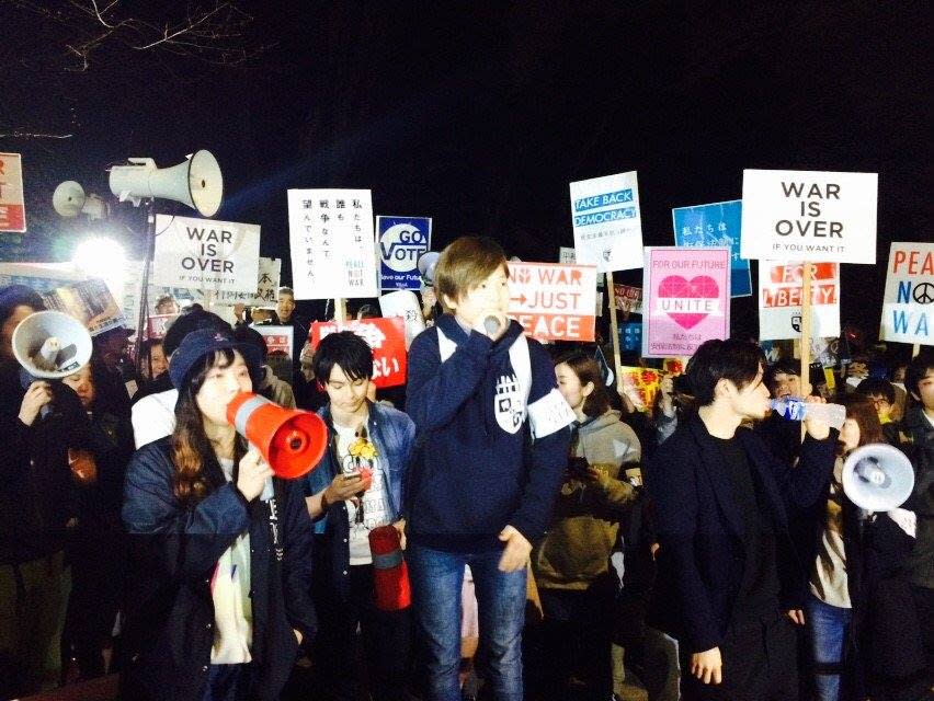 日本新安保法實施 學生聚國會隔夜抗議