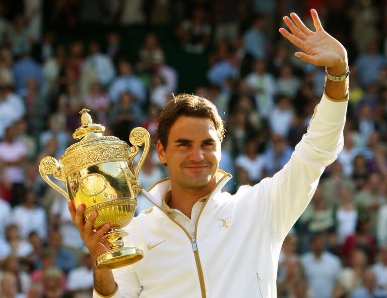 ARCHIVO - El suizo Roger Federer sostiene el trofeo luego de imponerse a Andy Roddick en la final de Wimbledon, el 5 de julio de 2009 (AP Foto/Kirsty Wigglesworth, archivo)