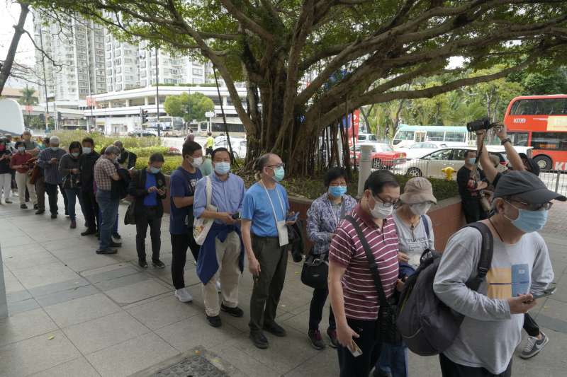 香港民眾排隊接種中國科興疫苗。（AP）