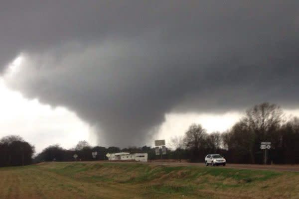 Tornado in Como, Mississippi (Photo: Stan Dorroh and the North Mississippi Storm Chasers and Spotters)