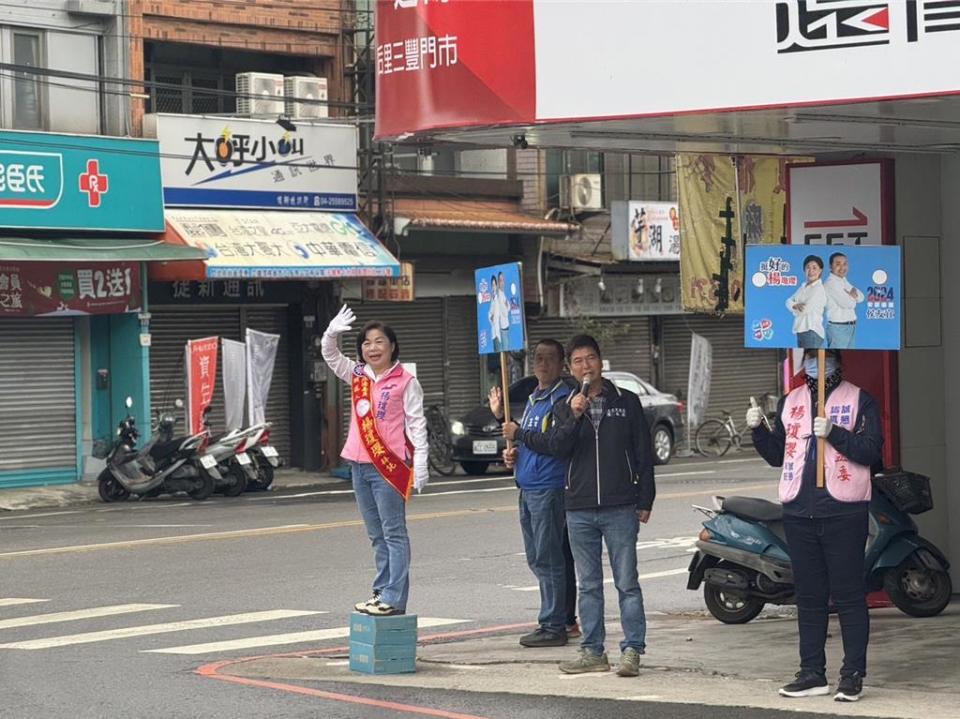 台中市第三選區立委楊瓊瓔，4日一早頂著寒風前往后里路口拜票。（陳淑娥攝）