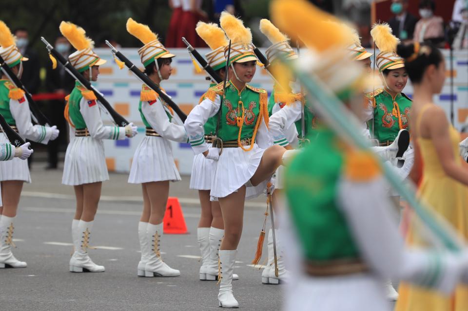 109年國慶大會10日登場，北一女樂儀旗隊帶來「婆娑之洋，美麗之島」表演，吸引民眾目光。(中央社)