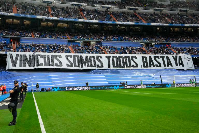 En el Santiago Bernabéu de Real Madrid se desplegó una bandera con la frase 