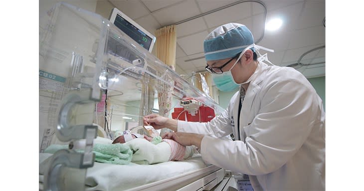 輔仁大學附設醫院小兒外科在蔡煥文醫師帶領下，日前完成首例早產兒因腸扭轉造成腸缺血性壞死的手術。（圖片提供／輔大醫院）