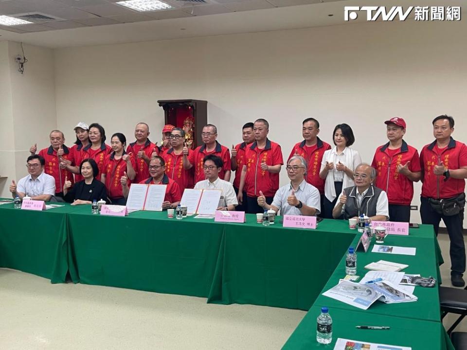 環南綜合市場自治會會長林勝東（前排左三）與日本豐洲市場簽署合作協議。（圖／環南市場提供）