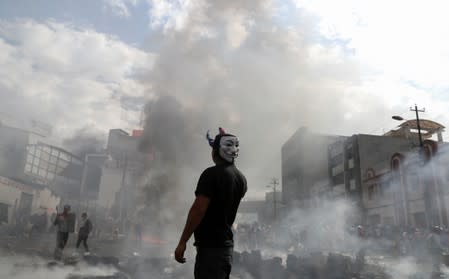 Un manifestante con una máscara de Guy Fawkes durante una protesta contra las medidas de austeridad del presidente de Ecuador, Lenin Moreno, en Quito