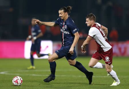 Metz's Jeremy Choplin (R), challenges Paris St Germain's Zlatan Ibrahimovic during their French Ligue 1 soccer match at the Saint Symphorien stadium in Metz November 21, 2014. REUTERS/Vincent Kessler