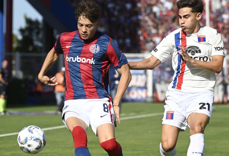 La pelota, Agustín Giay y Sebastián Medina, en una tarde soleada de recuperación para el Ciclón y más hundimiento para Tigre.