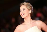 Plötzlich galten Jennifer Lawrence alle wachsamen Blicke von Presse und Öffentlichkeit. Bei ihren Auftritten in Talkshows oder auf den roten Teppichen bewahrt die einstige Highschool-Überfliegerin - sie übersprang zwei Jahrgangsstufen - ihren Humor. (Bild: Vittorio Zunino Celotto/Getty Images)