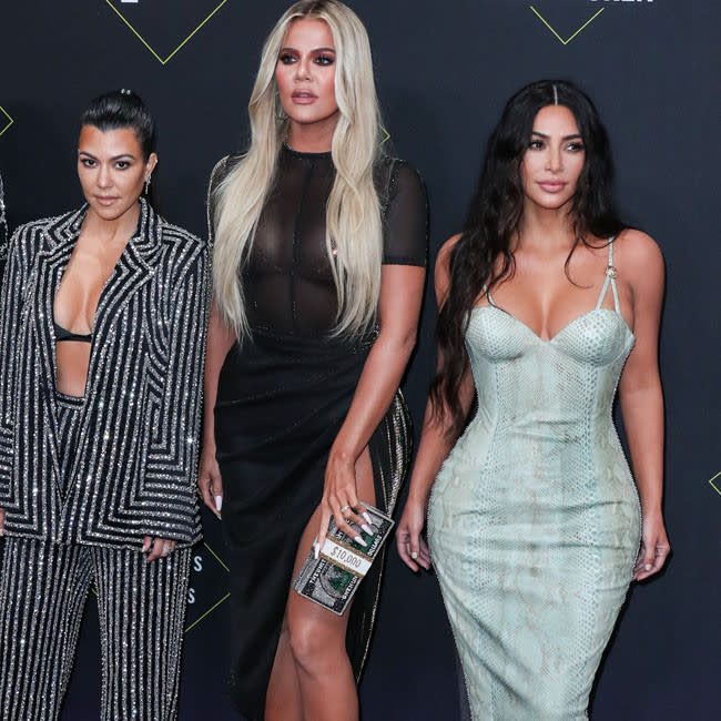 Kourtney, Khloé y Kim Kardashian credit:Bang Showbiz