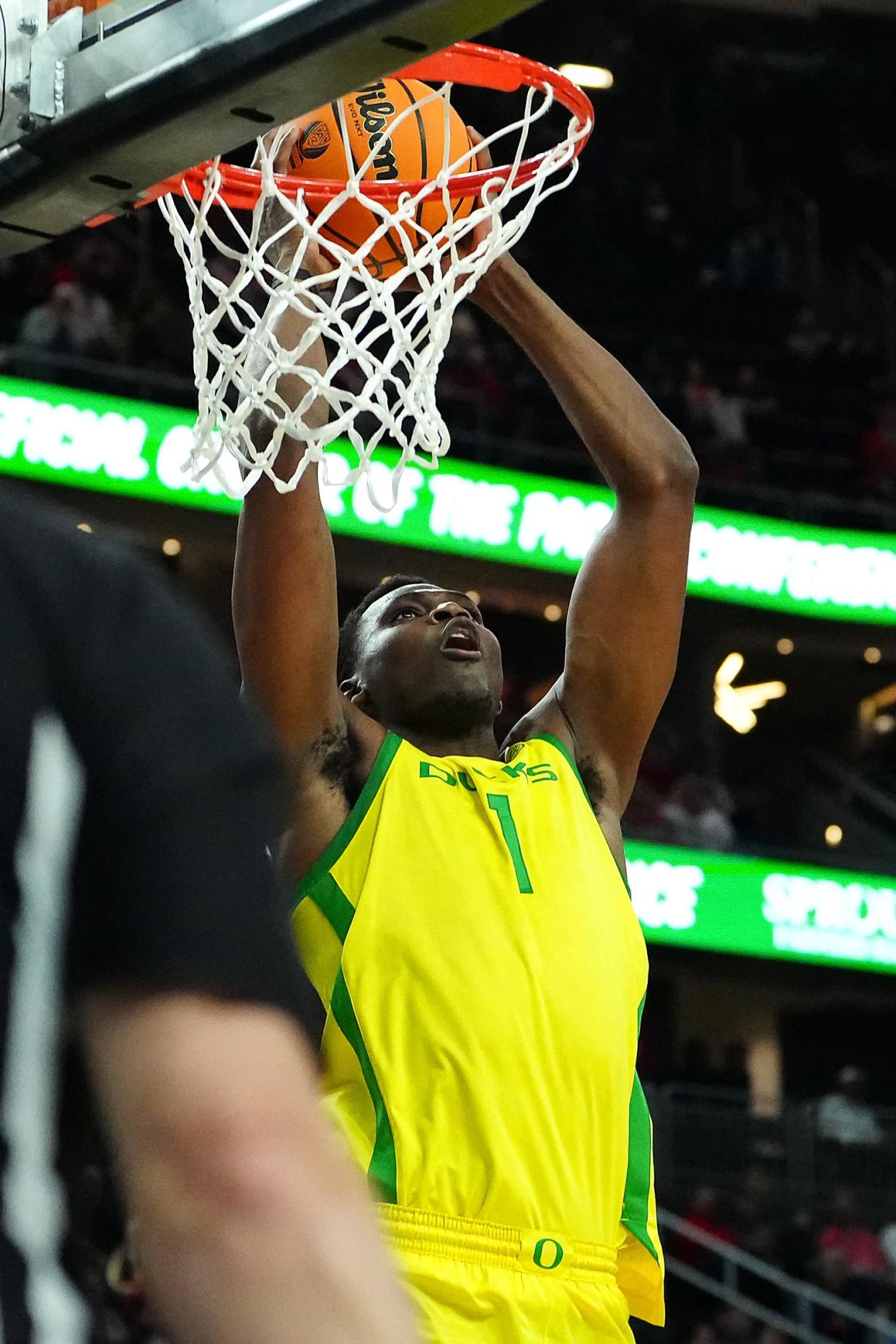 Oregon Ducks center N'Faly Dante (1) dunks against the UCLA Bruins during the first half at T-Mobile Arena March 14, 2024, in Las Vegas.