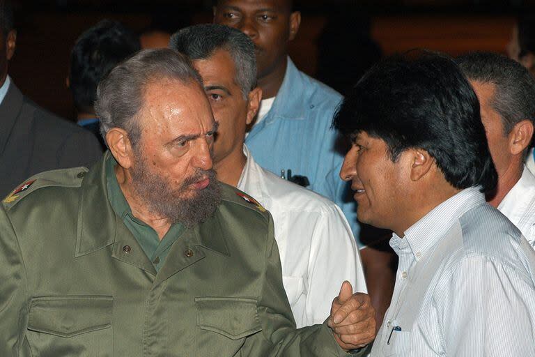 Fidel Castro habla con Evo Morales mientras esperan la llegada de Hugo Chávez, 28 de abril, en el aeropuerto José Martí de La Habana