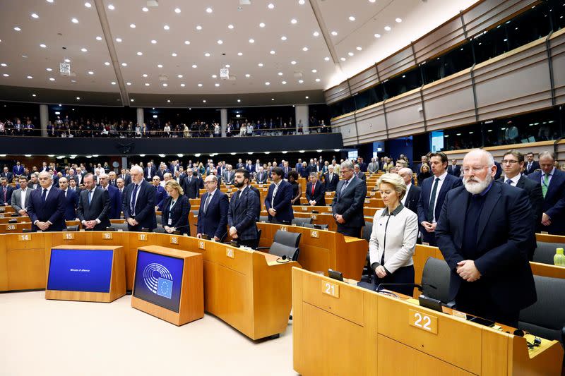 La presidenta de la Comisión Europea, Ursula von der Leyen, y el vicepresidente Frans Timmermans guardan un minuto de silencio por las víctimas del atentado de Estrasburgo de 2018, al comienzo de una sesión extraordinaria para presentar el Pacto Verde en el Parlamento Europeo en Bruselas, Bélgica, el 11 de diciembre de 2019