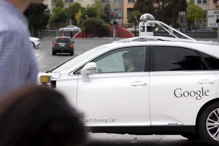 Journalists take a test drive in a self-driving Lexus SUV during a media preview of Google's prototype autonomous vehicles in Moutain View, California September 29, 2015. REUTERS/Elijah Nouvelage