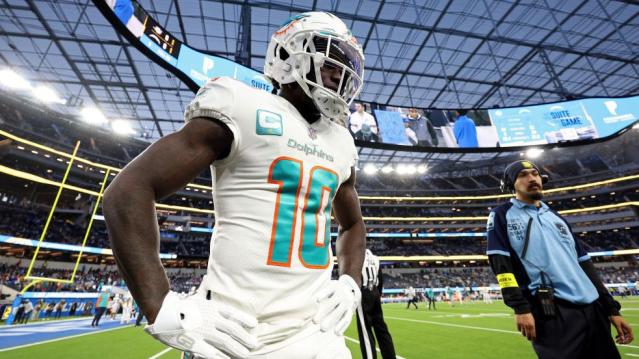 WR Tyreek Hill sets Dolphins single-season record for yards