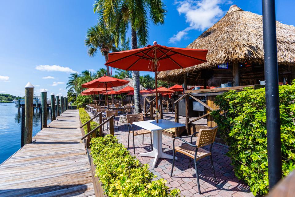 Golf fans looking for outdoor seating will find plenty along PGA Boulevard. One spot is the Waterway Caf&#xe9;, which offers sparkling views in addition to open-air tables.