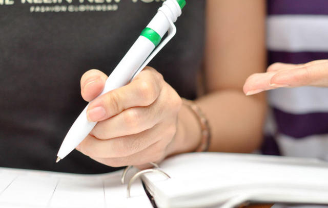 20 Struggles Only Left Handed People Will Understand