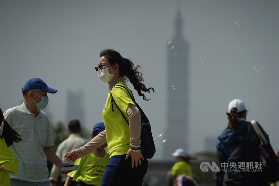 台灣氣候變遷科學團隊分析指出，台灣自1910至2020年的平地年平均氣溫上升約1.6度，若再不加速減緩溫室氣體排放，在全球高度排放的暖化最惡劣情境模擬，到21世紀末台灣1年高溫攝氏36度以上的天數將增加至48天。（中央社＼檔案照片）
