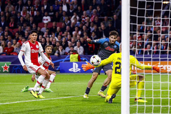 Jvicha Kvaratsjelia marcando gol para el Napoli en partido correspondiente a la Champions League ante el Ajax. Foto por Michael Bulder/NESImages/DeFodi Images via Getty Images.