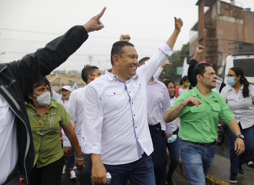 ARCHIVO - El candidato a parlamentario Javier Bertucci levanta un pulgar en un acto de campaña en el barrio de Petare de Caracas, Venezuela, el 4 de noviembre de 2020. Bertucci, un pastor evangélico, se presenta para las elecciones presidenciales de Venezuela del 28 de julio de 2024. (AP Foto/Ariana Cubillos, Archivo)