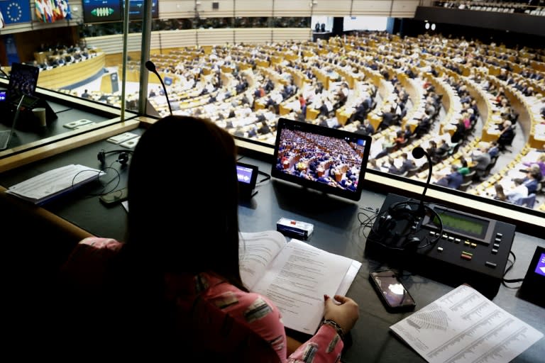 Des interprètes au travail pendant une session du Parlement européen à Bruxelles, le 11 avril 2024 (Kenzo TRIBOUILLARD)