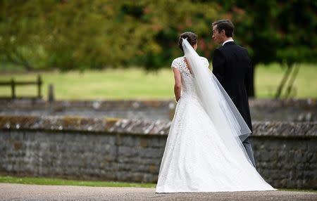 Pippa Middleton y su nuevo marido James Matthews después de su ceremonia de boda en la Iglesia de San Marcos en Englefield, Londres, Inglaterra. 20 de mayo 2017. Pippa Middleton, la hermana menor de Catalina, duquesa de Cambridge, contrajo matrimonio en una pequeña iglesia del área rural inglesa el sábado, rodeada de miembros de la realeza y celebridades. REUTERS/Kirsty Wigglesworth/Pool - RTX36PUQ