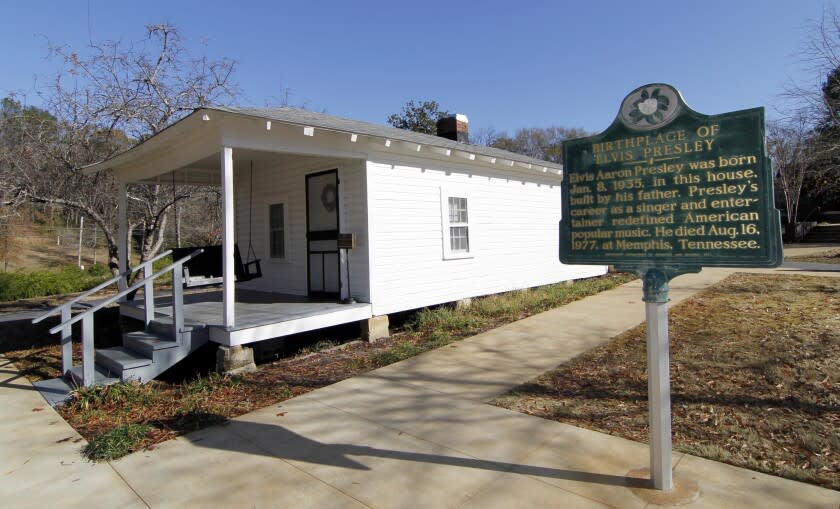 ARCHIVO - Un marcador histórico que denota la casa de la infancia de Elvis Presley en Tupelo, Mississippi, donde los fanáticos pueden echar un vistazo a los primeros años del rockero, en una foto del 10 de diciembre de 2009. En agosto de 2022, la casa natal de Presley experimentó un aumento en el turismo debido al 45º aniversario de su muerte. (Foto AP/Rogelio V. Solis, archivo)