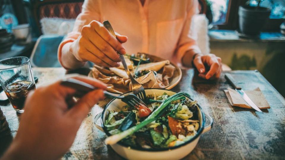 Elegir bien el plato en las comidas principales podría ser una de las claves para mantenerse delgado. (Foto: Getty/Istock)