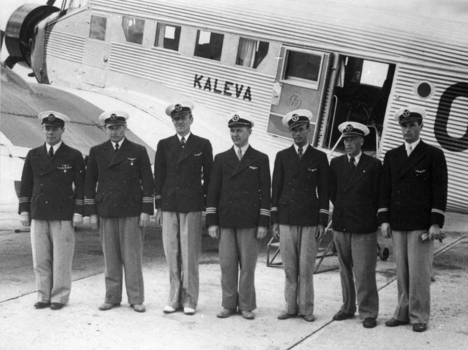 La tripulación del avión Junkers Ju 52 "Kaleva" de la aerolínea finlandesa Aero —ahora Finnair— en una fotografía fechada en la primavera de 1940. (Museo de la Aviación Finlandesa vía AP)