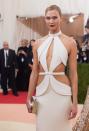 <p>Karlie Kloss erschien 2016 in einem hochgeschlossenen, bodenlangen Seidenkleid auf dem roten Teppich. Das erwies sich jedoch als Cape. Darunter trug das Supermodel eine Robe mit schmaler Silhouette und mega Cutouts, die mit einem schmalen Gürtel akzentuiert wurden. (Bild: AP Photo) </p>