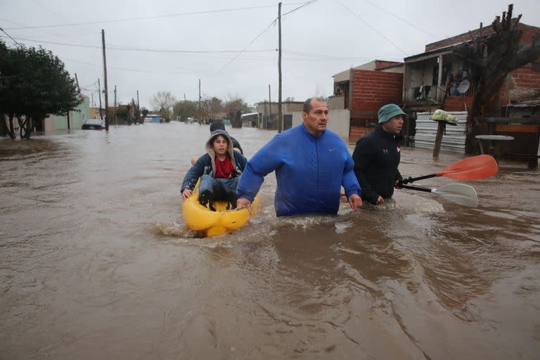 Fuentes oficiales señalan que el agua ya empezó a bajar, sin embargo, aún hay decenas de calles anegadas 