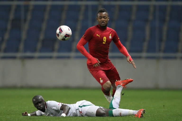 Senegal's Cheikh Mbengue (L) fights for the ball with Ghana's Jordan Ayew during their int'l friendly, at the Oceane stadium in Le Havre, north-western France, in March 2015