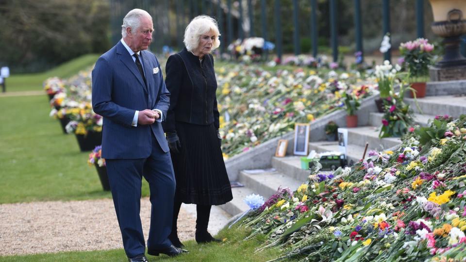 Noch immer werden vor dem Buckingham Palace Blumen und Beileidskarten abgelegt. Prinz Charles und seine Frau Camilla besichtigten die inoffizielle Gedenkstätte am Donnerstag.