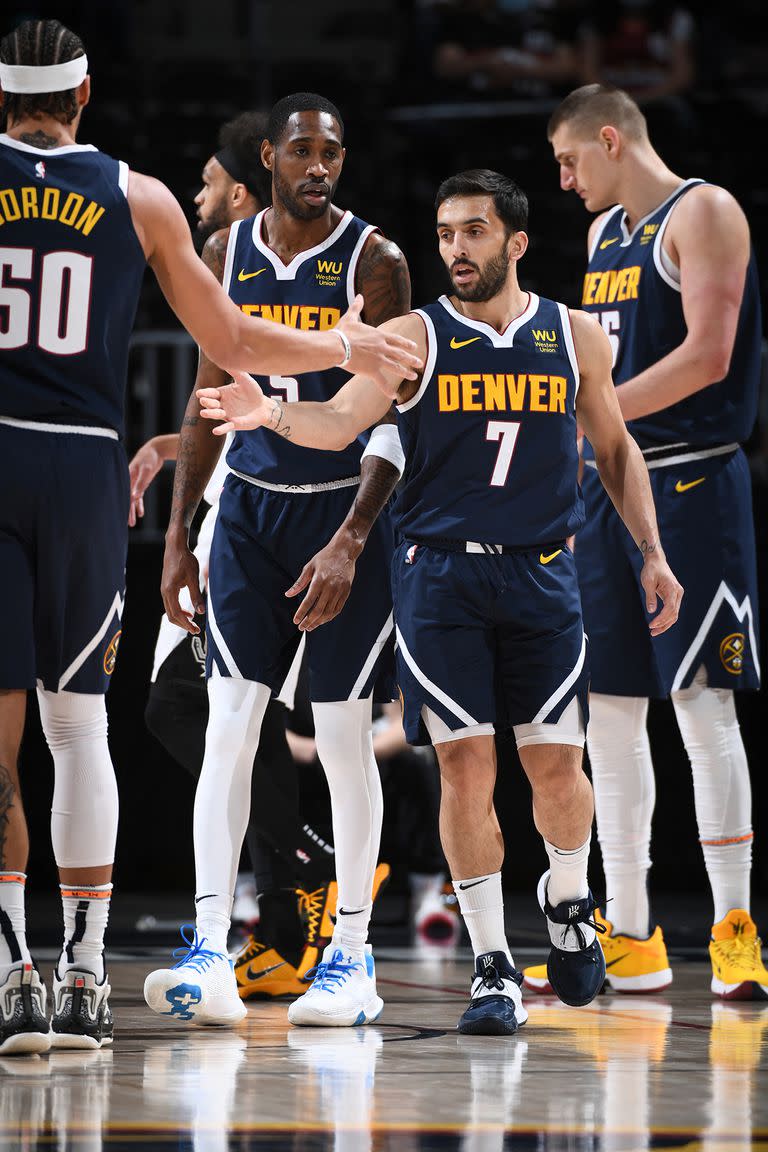 Campazzo entre sus compañeros, en una pausa del partido que los Nuggets les ganaron a los Spurs.